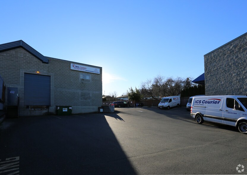 More Photos Of 744 Fairview Rd, Esquimalt Warehouse For Lease