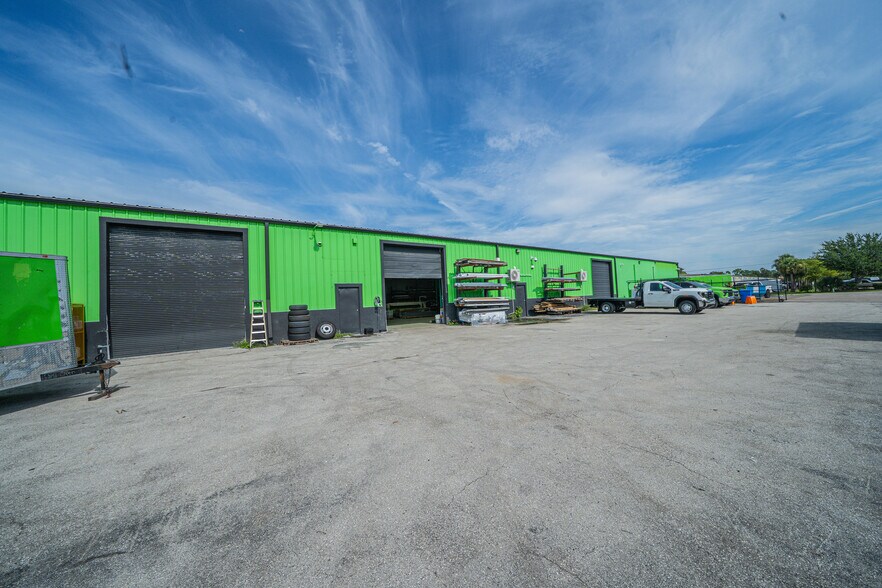 More Photos Of 2312 Bruner Ln, Fort Myers Warehouse For Lease