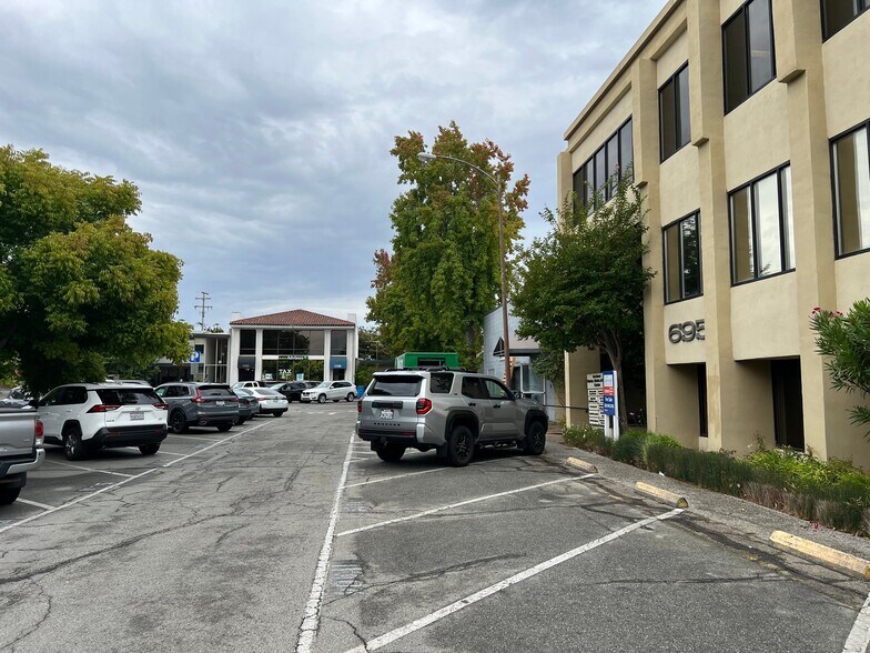 More Photos Of 695 Oak Grove Ave, Menlo Park Medical For Sale