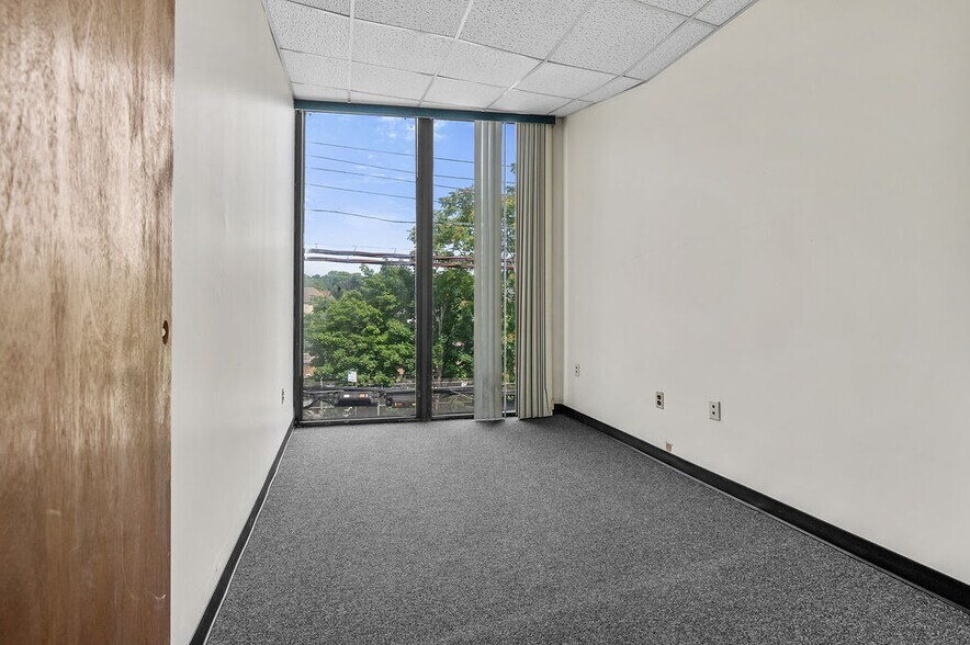 More Photos Of 1142A S Railroad Ave, Staten Island Office For Sale