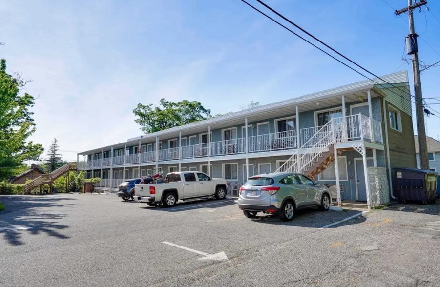 More Photos Of 211 Wisconsin Ave, Wisconsin Dells Hotel For Sale