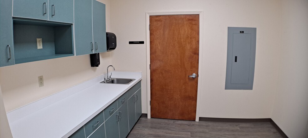 More Photos Of 5000 Park St N, Saint Petersburg Flex For Lease