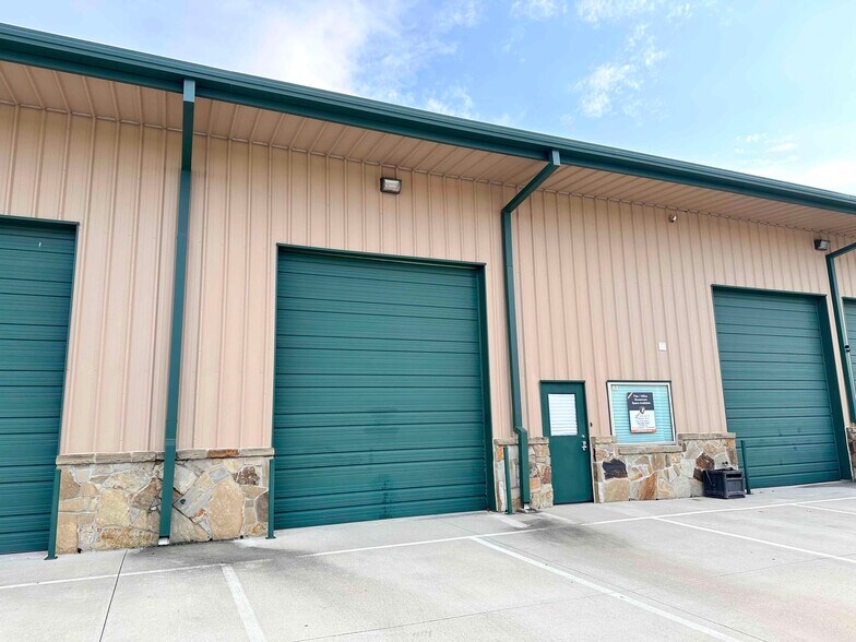 More Photos Of 122 Rose Ln, Frisco Showroom For Lease