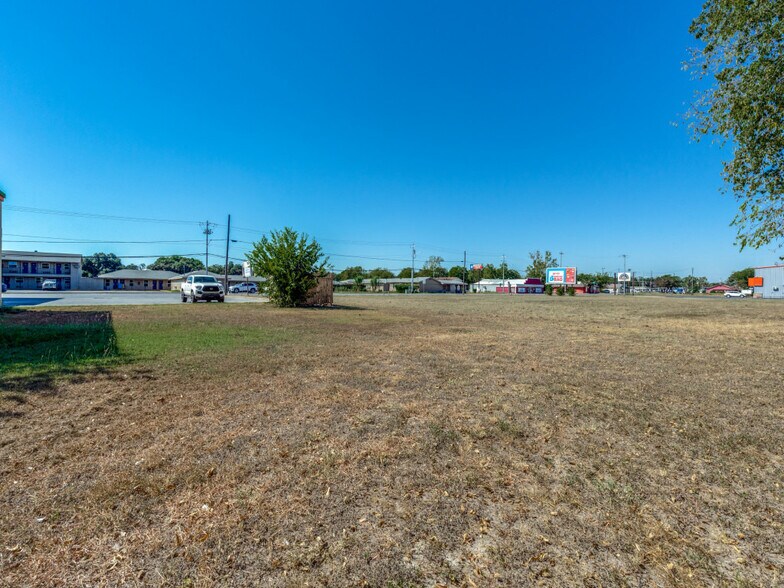 More Photos Of 738-818 Kingsbury, Seguin Land For Sale