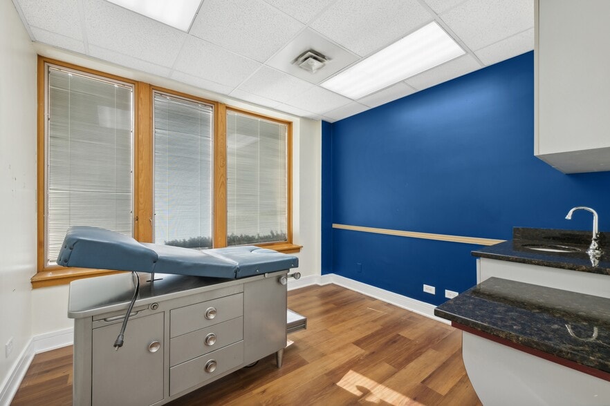 More Photos Of 1600 W Dempster St, Park Ridge Medical For Lease