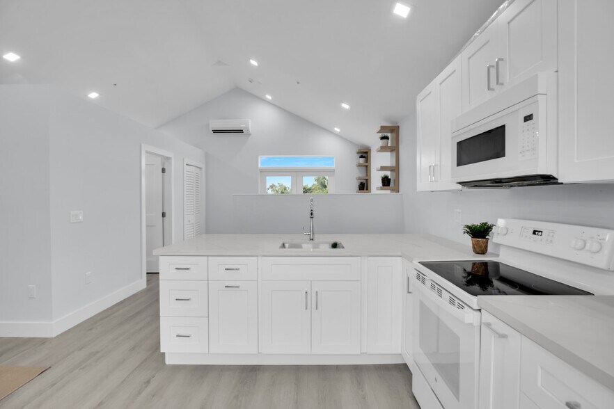 More Photos Of 82705 Overseas Hwy, Islamorada General Retail For Sale