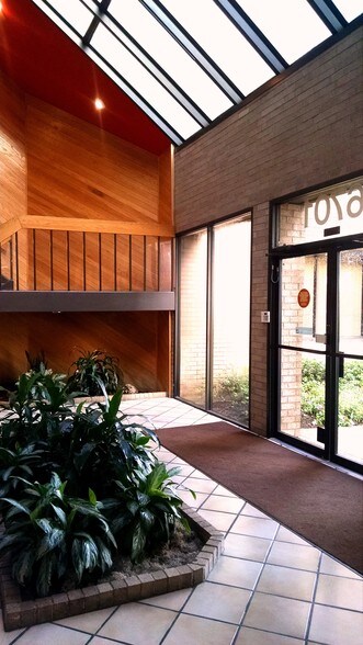More Photos Of 6701 Pinemont Dr, Houston Office For Lease