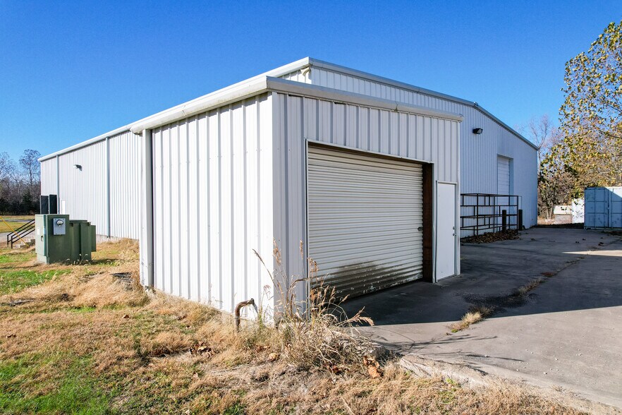 More Photos Of 27877 Glacier Point Rd, Lebanon Warehouse For Lease