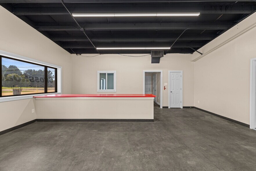 More Photos Of 10063 US-72, Rogersville Warehouse For Lease