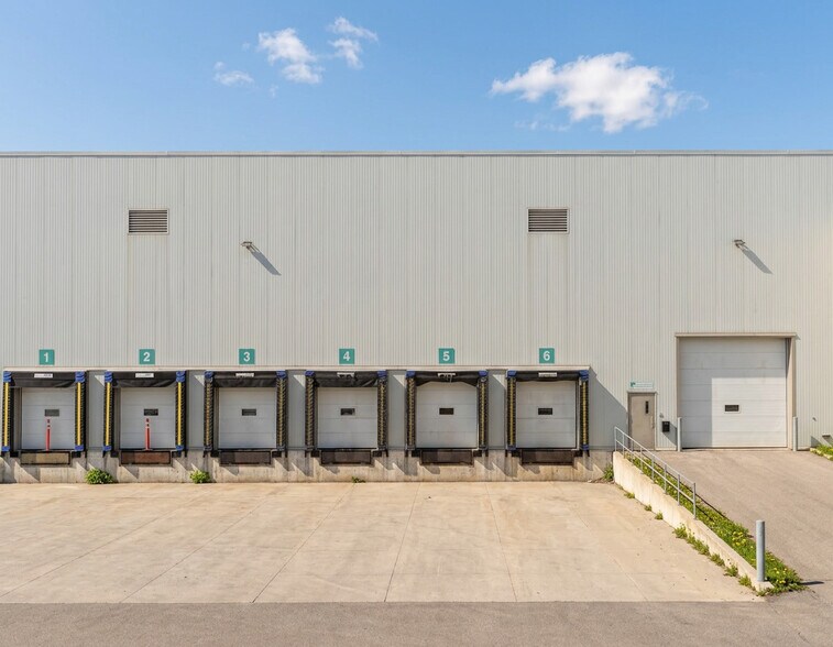 More Photos Of 20700 Rte Transcanadienne, Montréal Warehouse For Sale