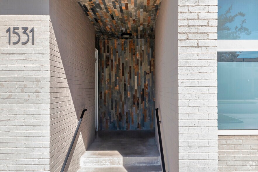 More Photos Of 1531 Edison St, Dallas Showroom For Lease