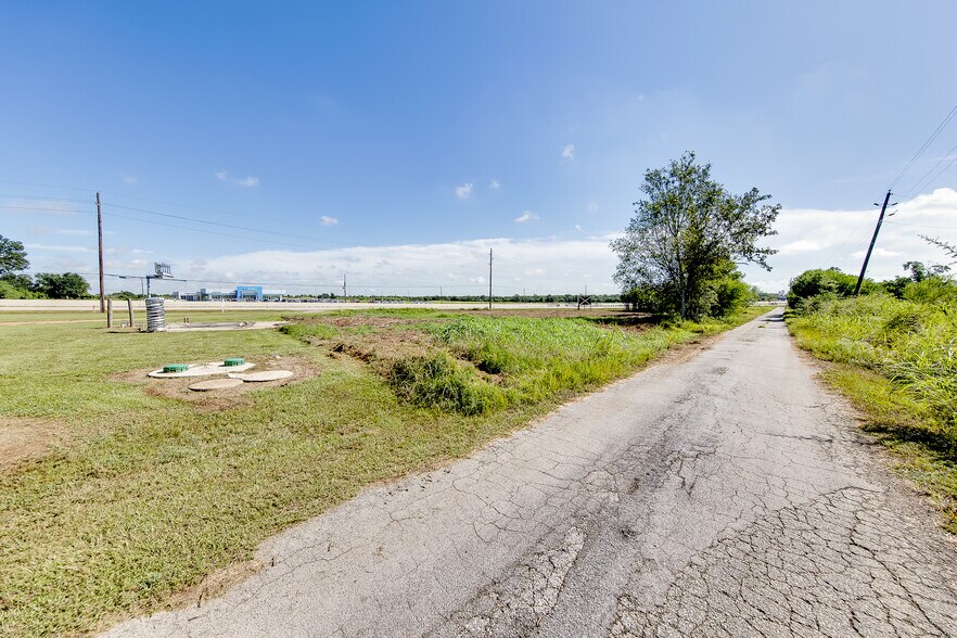 More Photos Of 4095 SE I 10 Frontage Rd, Sealy Medical For Lease