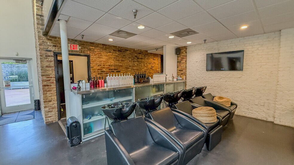 More Photos Of 7-15 W Main Street, Pensacola General Retail For Sale