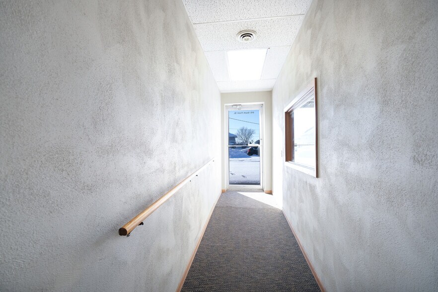 More Photos Of 915 S Front St, Mankato Office For Sale