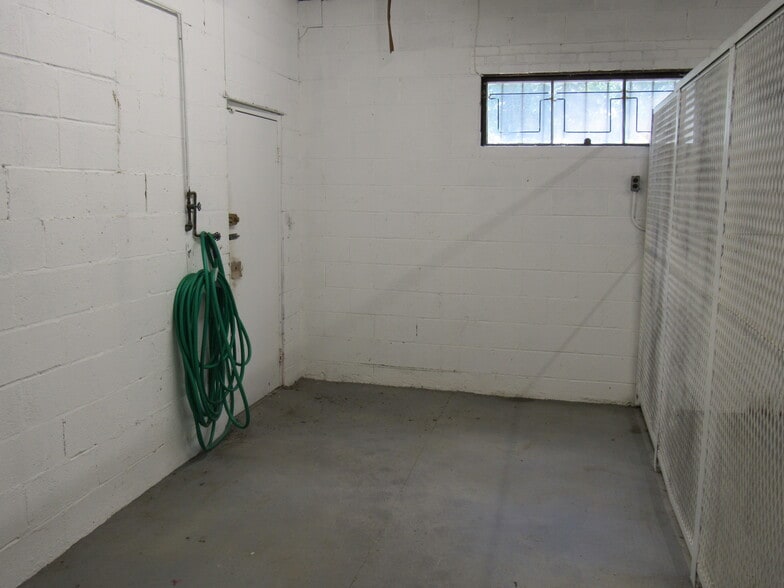 More Photos Of 32 Aqueduct St, Ossining Warehouse For Lease