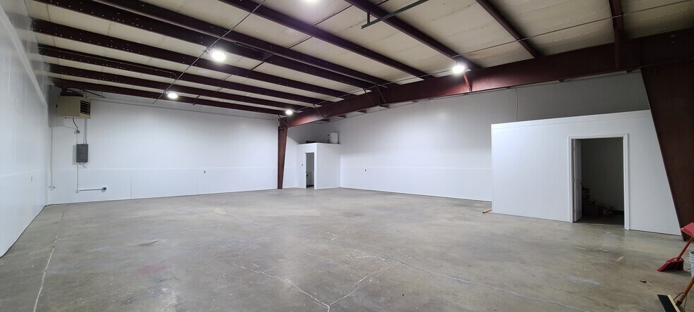 More Photos Of 3359-3399 Hawthorne Ave NE, Salem Warehouse For Lease