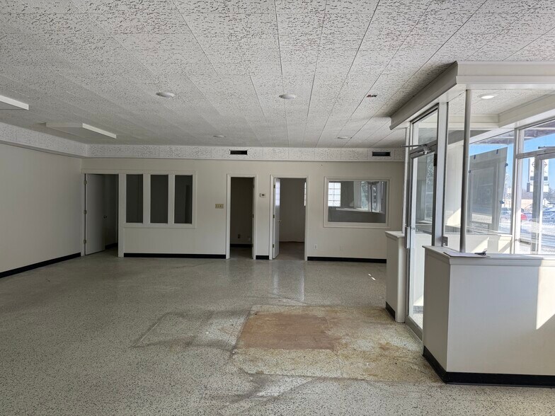 More Photos Of 121 N Lafayette Ave, Marshall Flex For Sale
