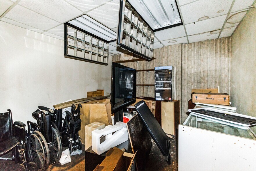 More Photos Of 200 W 4th St, Plainfield Light Distribution For Lease