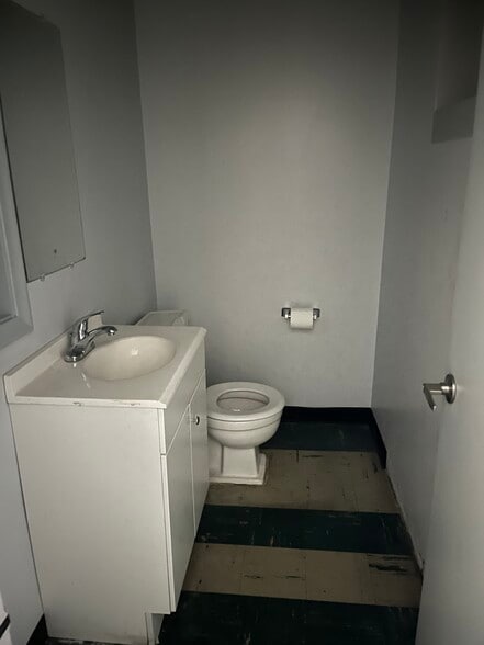 More Photos Of 20495 Van Dyke St, Detroit Flex For Sale