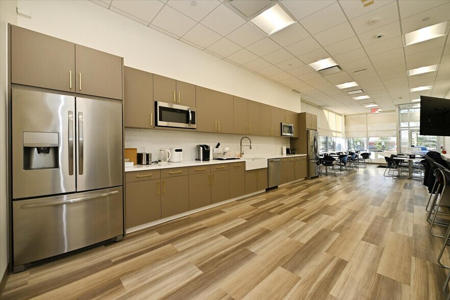 More Photos Of 10 Commerce Dr, Hauppauge Manufacturing For Lease