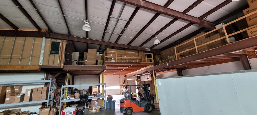 More Photos Of 166 Ramjet, Spring Branch Warehouse For Lease