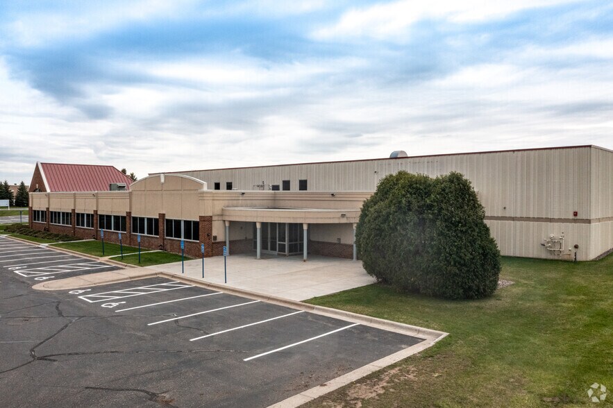 More Photos Of 390 Commerce Dr, Woodbury Warehouse For Lease