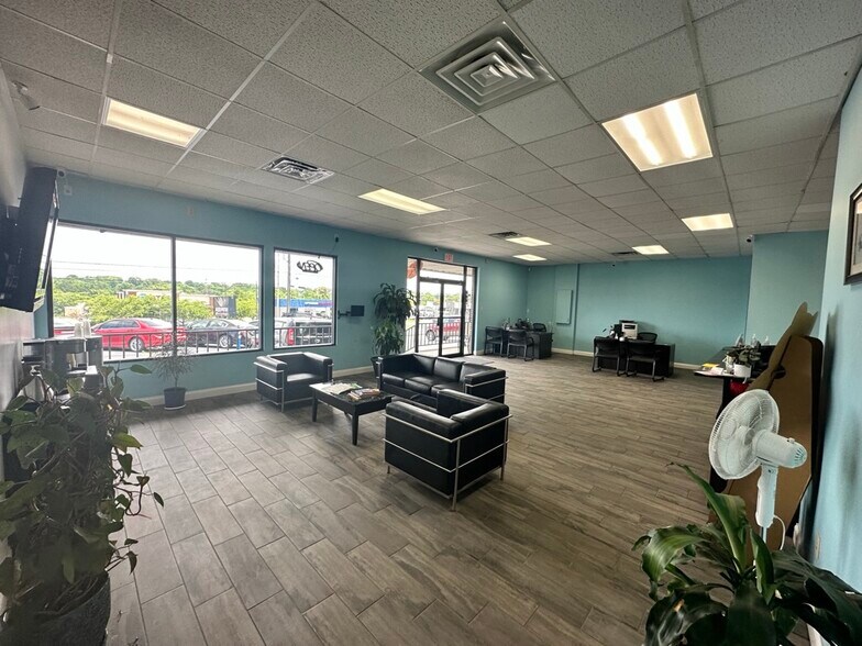 More Photos Of 617 S James Campbell Blvd, Columbia Auto Dealership For Lease