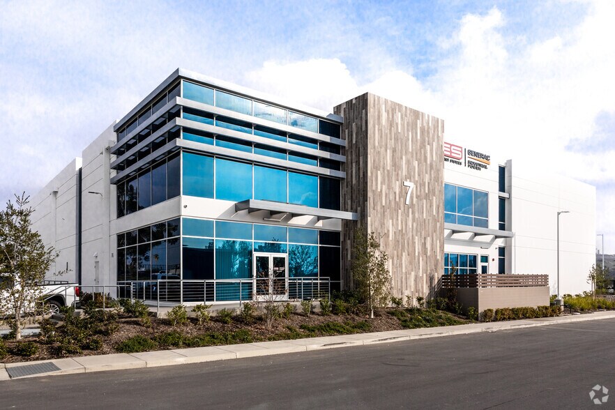 More Photos Of 17 Longitude Way, Corona Unknown For Lease