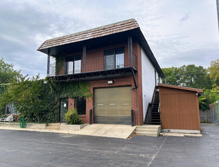 More Photos Of 100 N Skokie Hwy, Lake Bluff Warehouse For Lease
