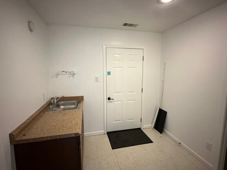 More Photos Of 10202 Mula Cir, Stafford Warehouse For Lease