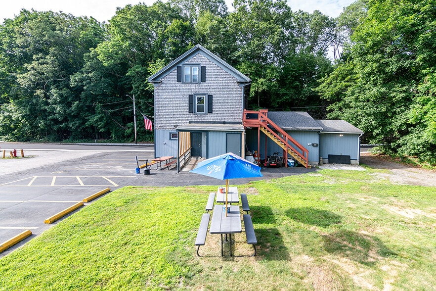 More Photos Of 104 Canal St, Blackstone Bar For Sale