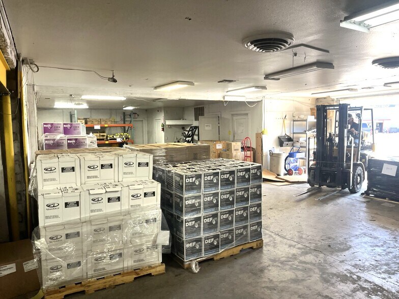 More Photos Of 1810 S Chadbourne St, San Angelo Flex For Sale