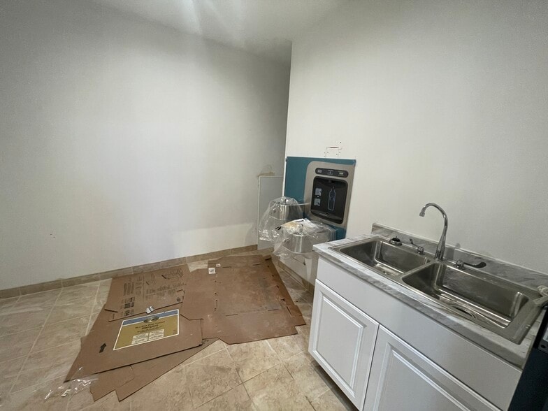 More Photos Of 9129 Euclid Ave, Manassas Warehouse For Lease