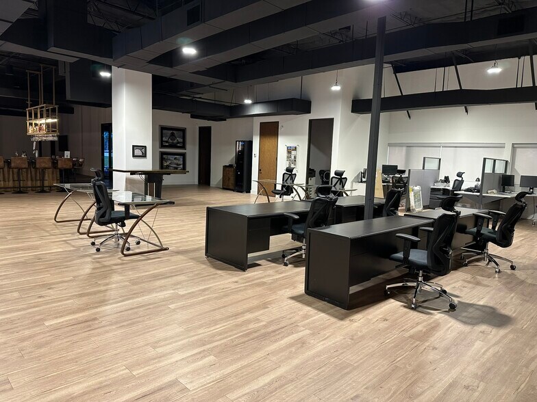 More Photos Of 10595 Westoffice Dr, Houston Light Distribution For Lease