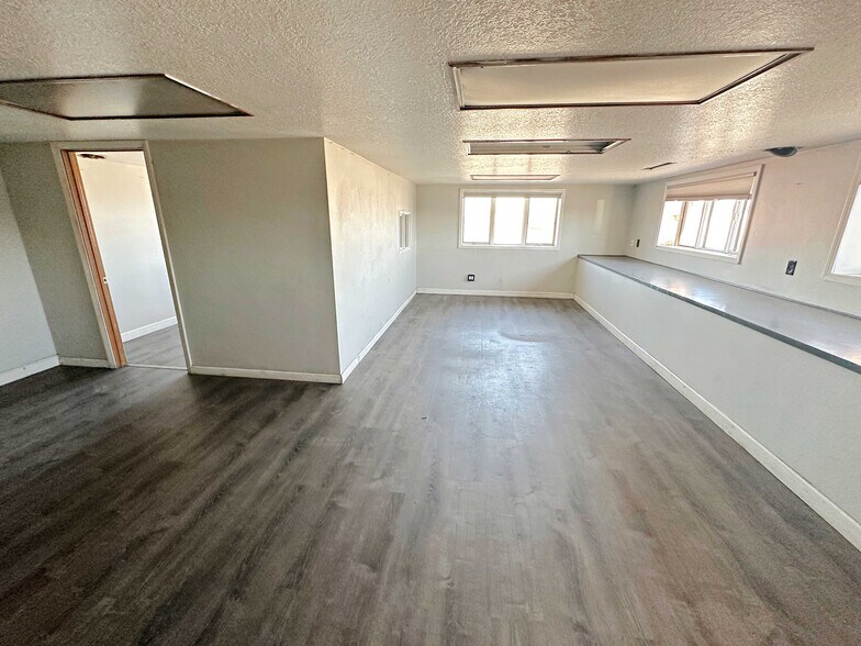 More Photos Of 170 W 18th St, Waterloo Industrial For Sale