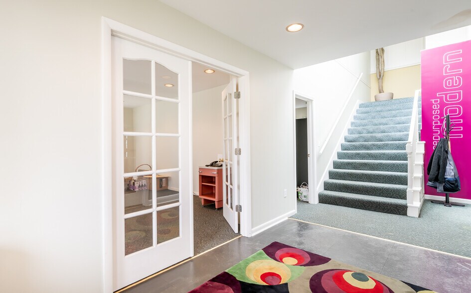 More Photos Of 8101 Warwick Ave, Louisville Office For Sale