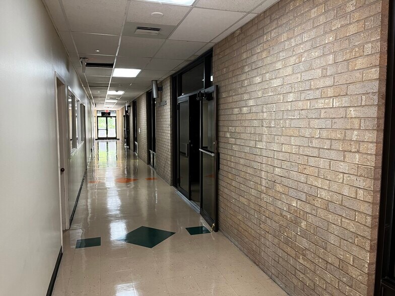 More Photos Of 7600 Woodrow Ave, Austin Schools For Lease