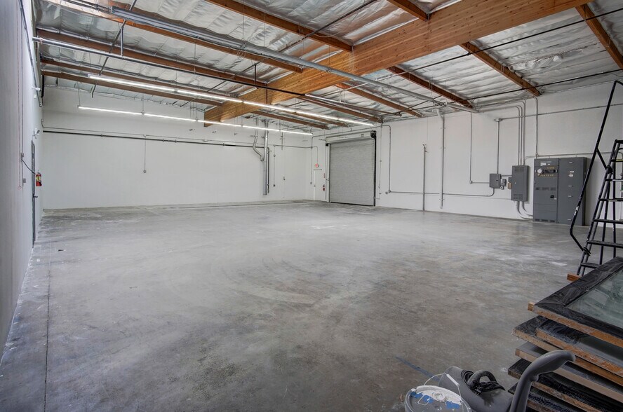 More Photos Of 11990 Hertz St, Moorpark Warehouse For Sale