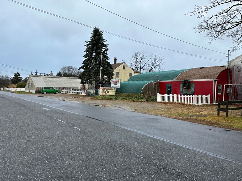 More Photos Of 482 Sylvan Ave, Bayport Garden Center For Sale