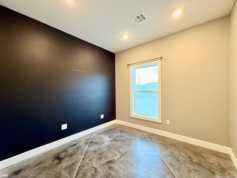 More Photos Of 1915 S Santa Fe Ave, Chanute Office For Sale