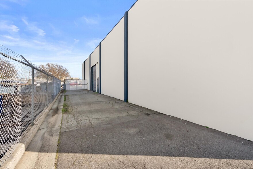 More Photos Of 6951 Oran Cir, Buena Park Warehouse For Lease