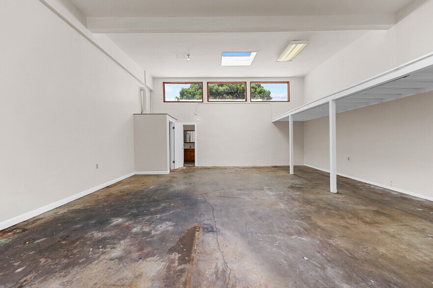 More Photos Of 5812 Venice Blvd, Los Angeles Showroom For Sale