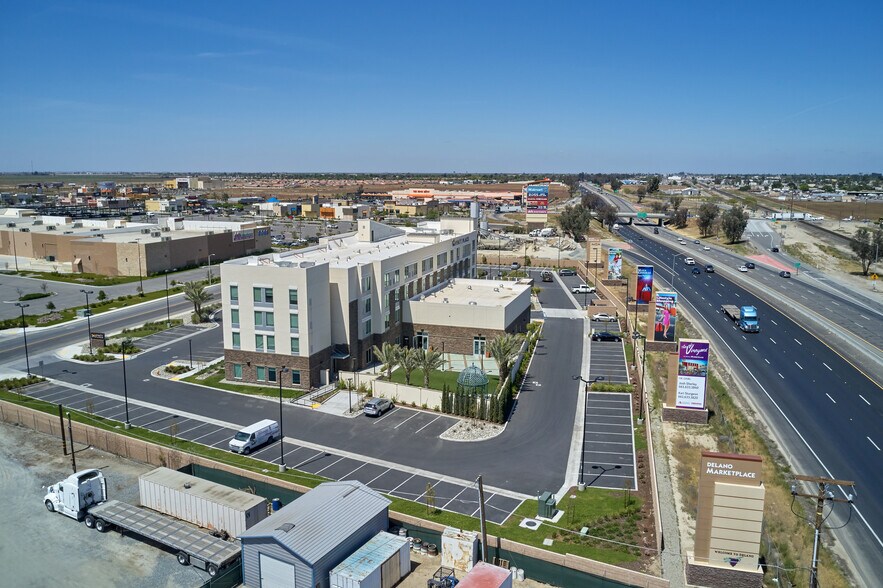 More Photos Of 530 Woollomes Ave, Delano Unknown For Lease