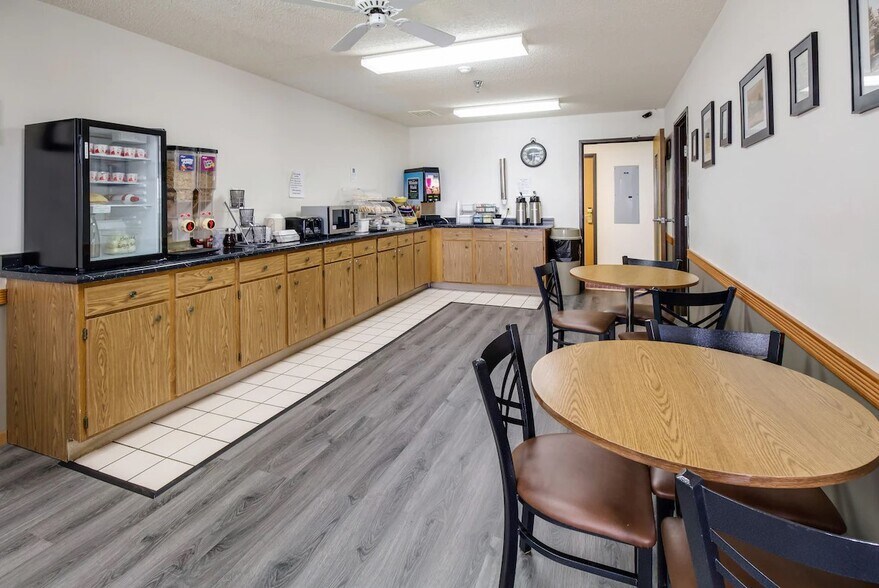 More Photos Of 117 Cody Ave, Alliance Hotel For Sale