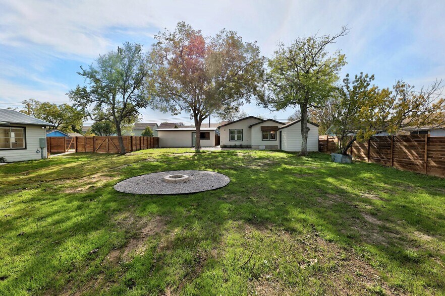 More Photos Of 306 W Stassney Ln, Austin Specialty For Sale