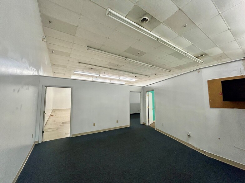 More Photos Of 1104 Greenville Ave, Staunton Storefront For Lease