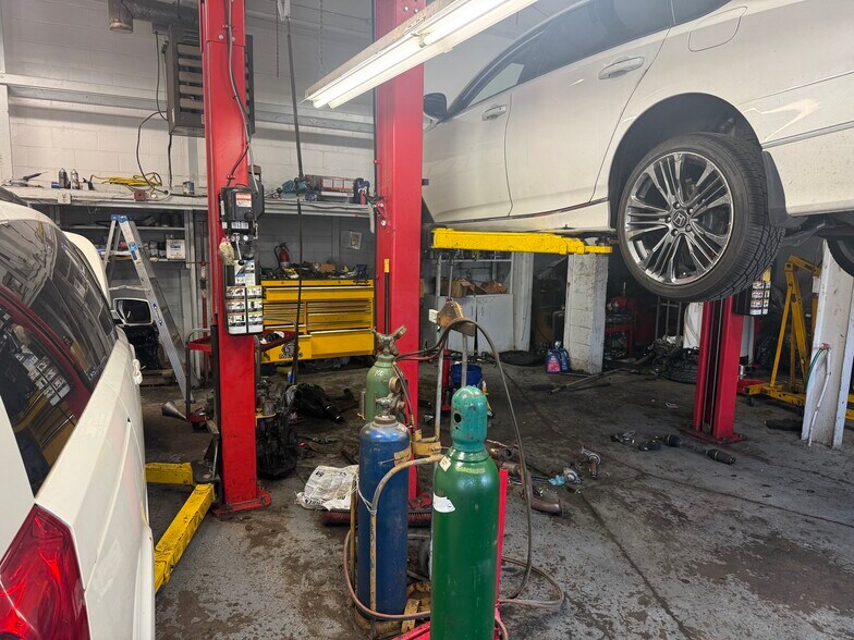 More Photos Of 1845 Freemansburg Ave, Easton Auto Repair For Lease