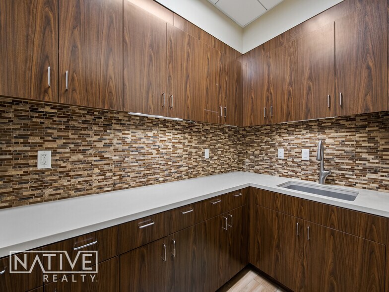 More Photos Of 1909 Tyler St, Hollywood Office For Lease