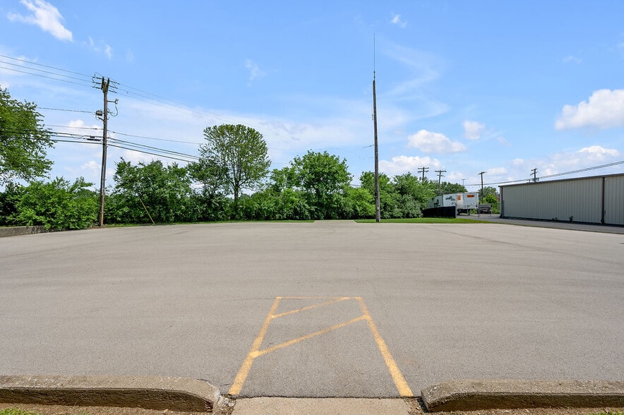 Primary Photo Of 250 Crossfield Dr, Versailles Light Manufacturing For Sale