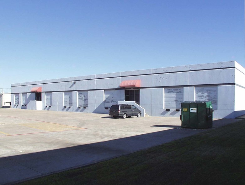 More Photos Of 4205 Stadium Dr, Fort Worth Light Distribution For Lease